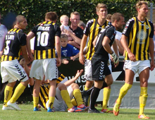 Brønshøjs Simon Bræmer har udlignet til 1-1 i overtiden af Hvepsenes hjemmekamp mod AB 18. august 2012, og han tiljubles af Valon Ljuti (5), Peter Larsen (10), Emil Berggren, målmand Kim Drejs samt Mads Ibenfeldt. Foto: Thomas Brygger.