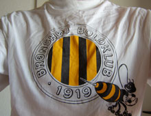 Hvid t-shirt med påtrykt Brønshøj-logo på brystet