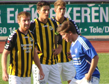 Brønshøjs Peter Larsen (tv.), Ramus Minor Petersen (med anførerbindet) og Emil Berggren i Hvepsenes pokalkamp ude mod Fremad Amager 22. august 2012; Brønshøj vandt 4-1. Foto: Thomas Brygger.