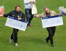 Brønshøjs ungdomsformand Tobias Halbro og Brønshøjs formand Finn Ryberg jubler over Rode-prisens henholdsvis 150000 og 100000 kroner (foto: T. Brygger)