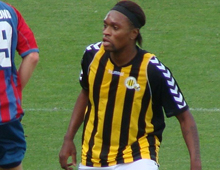 Jimmy Mayasi, Brønshøj Boldklub, i sin debut for Hvepsene i udekampen mod Fyn 12. august 2012. Foto: Thomas Brygger.
