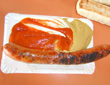 Lyngbypølle med ketchup, sennep og halvandet brød