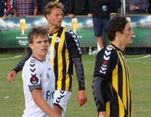 Brønshøj Boldsklubs centerforsvarere Mads Ibenfeldt (til venstre) og Rasmus Minor Petersen passer på Vejles Nicolaj Agger i kampen Brønshøj-Vejle 8. august 2012. Foto: Thomas Brygger.