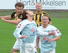 Brønshøjs Kristian Lund i hovedstødsduel med Roskilde-spiller; Brønshøjs Patrick Tronborg ser til (foto: S. Lillie)