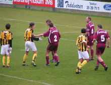 Dødbold til Brønshøj, Duelund, Larsen og Gadalla dækkes af Horsens-forsvaret (foto: T. Brygger)