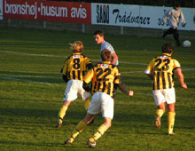 Fire spillere og en bolddreng i sol (foto: T. Brygger)