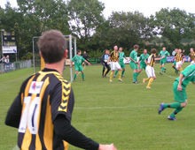 Brønshøjs Michael Barfoed har netop sparket hjørnespark (foto: T. Brygger)