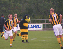 Brønshøjs spillere løber på banen under Hvepsen Verners kyndige ledelse (foto: T. Brygger)