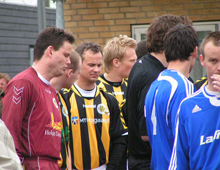 Brønshøjs målmand Jacob Johansen og holdkammerater før hjemmekampen mod Stenløse 09 04 07 (foto: T. Brygger)