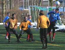 Hovedstødsduel: Dursun, Josephsen og Peter Larsen truer Holbæk i træningskampen 5. marts (foto: Thomas Brygger)