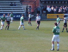 Brønshøj i grønne udebanetrøjer på Køge stadion. Foto: T. Brygger.