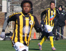 Adeshina Lawal og Mikail Anli fra Brønshøj Boldklub i træningskampen Ballerup/Skovlunde-Brønshøj 5. marts 2011 (foto: T. Brygger)