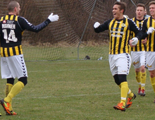 Brønshøjs  Søren Weibel (i trøje nr. 14) takkes af Lasse Fosgaard for oplægget til Fosgaards 2-0-mål i træningskampen mod HIK på Tingbjerg 24. marts 2012. Foto: Thomas Brygger.