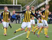 Brønshøjs Søren weibel (i midten) har netop scoret det afgørense mål i Hvepsenes hjemmesjer på 3-2 over Viborg 7. oktober 2012. Foto: Thomas Brygger.